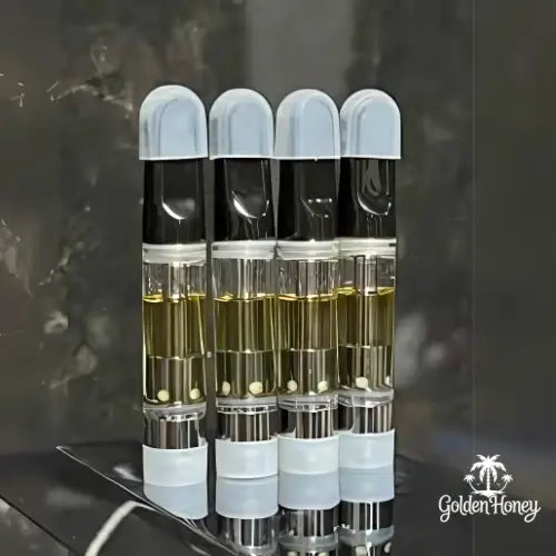 Cuatro cápsulas de destilado THC premium de 1ml, con aceite orgánico concentrado en frascos transparentes.