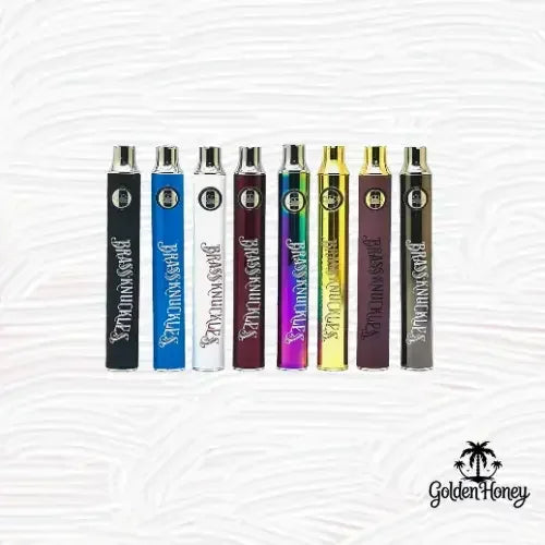 Variedad de baterías Brass Knuckles en múltiples colores sobre un fondo texturizado, que destacan por su estilo y funcionalidad.