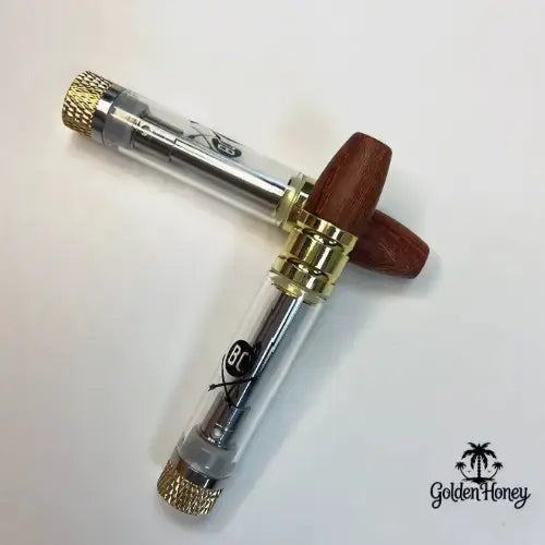 Cartucho Big Chief Americano con punta de madera y detalles dorados, con una capacidad de 1 ml.