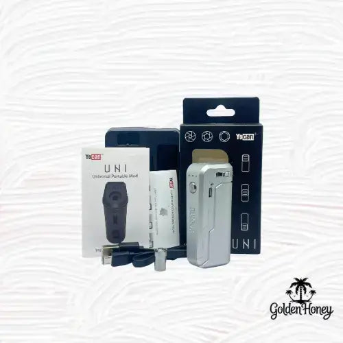 Kit de batería Yocan UNI, que incluye batería, manual de usuario y cargador USB sobre un fondo claro.