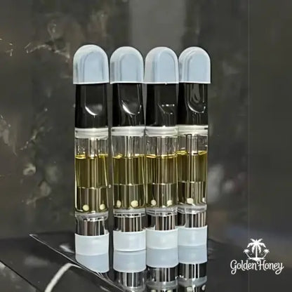 Cuatro cápsulas de destilado THC premium de 1ml, con aceite orgánico concentrado en frascos transparentes.