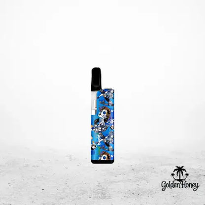 Batería Leaf Buddi TH720 con un colorido diseño de calaveras sobre fondo azul, perfecta para un uso personalizable.